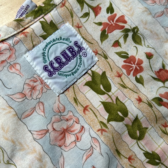 S.C.R.U.B.S. Cream Flower Patterned Scrub Top - Picture 4 of 5